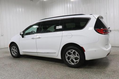 Bright White Clearcoat 2023 Chrysler Pacifica Limited