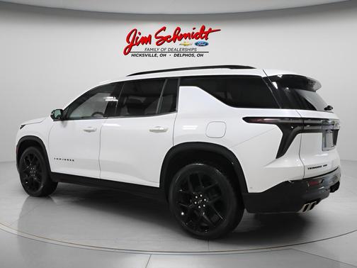 Iridescent Pearl Tricoat 2025 Chevrolet Traverse RS