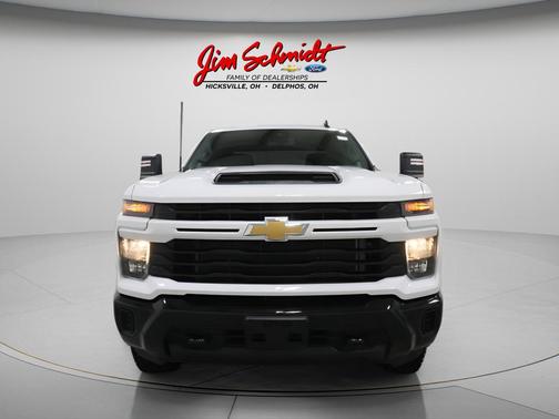 Summit White 2025 Chevrolet Silverado 2500 Custom