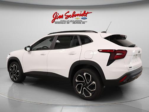 Summit White 2026 Chevrolet Trax FWD 2RS