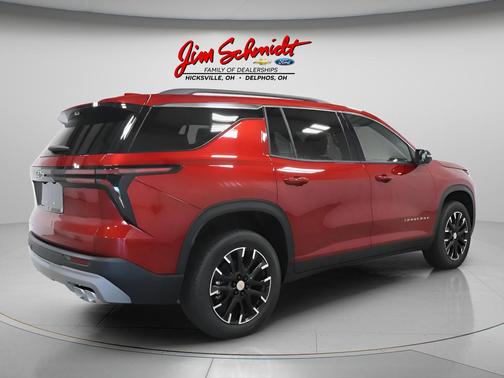 Radiant Red Tintcoat 2026 Chevrolet Traverse LT