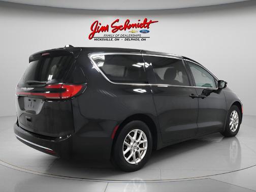 Diamond Black Crystal Pearlcoat 2024 Chrysler Pacifica Touring L
