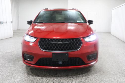 Red Hot Pearlcoat 2026 Chrysler Pacifica Limited