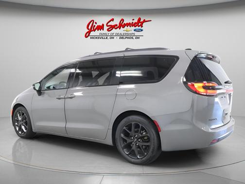 Ceramic Gray Clearcoat 2025 Chrysler Pacifica Limited