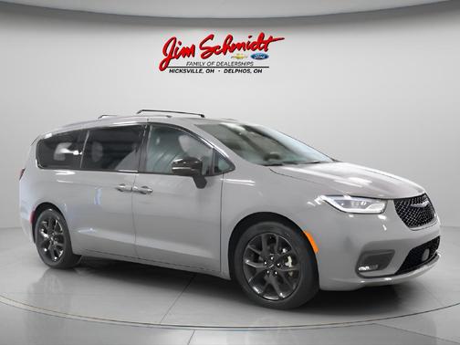Ceramic Gray Clearcoat 2025 Chrysler Pacifica Limited