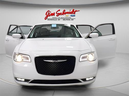 2017 Chrysler 300 Limited