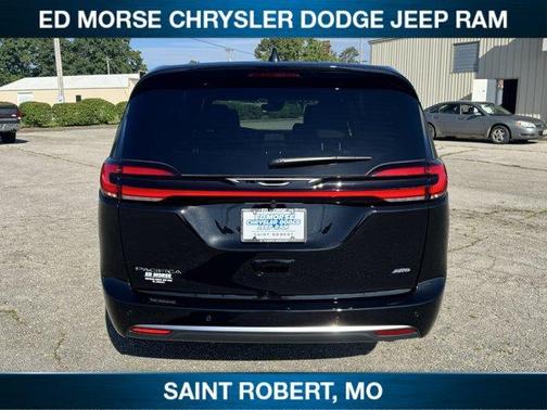 Diamond Black 2027 Chrysler Pacifica SELECT
