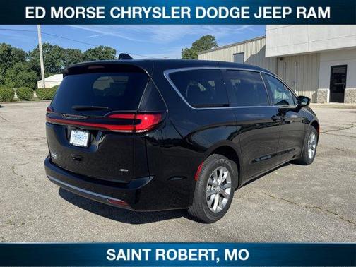 Diamond Black 2027 Chrysler Pacifica SELECT