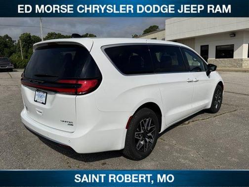 Bright White Clearcoat 2027 Chrysler Pacifica LIMITED