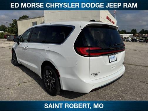 Bright White Clearcoat 2027 Chrysler Pacifica LIMITED
