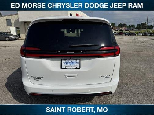Bright White Clearcoat 2027 Chrysler Pacifica LIMITED