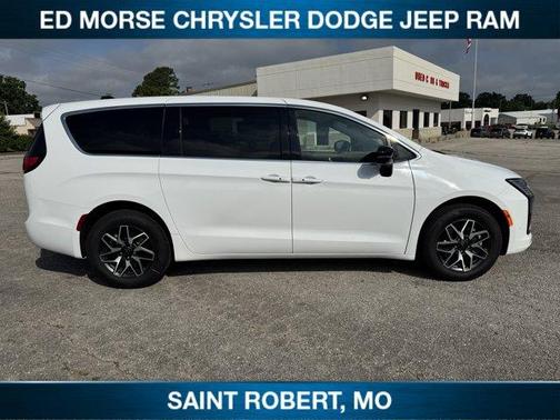 Bright White Clearcoat 2027 Chrysler Pacifica LIMITED