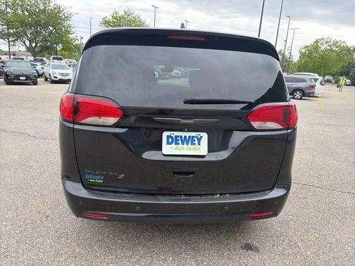 Brilliant Black Crystal Pearlcoat 2019 Chrysler Pacifica Touring-L Plus
