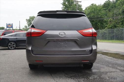 2018 Toyota Sienna XLE