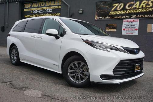Blizzard Pearl 2021 Toyota Sienna LE