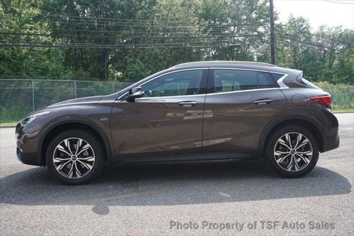 2017 INFINITI QX30 Premium