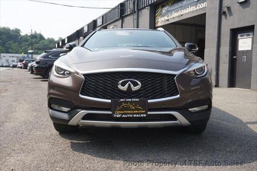 2017 INFINITI QX30 Premium
