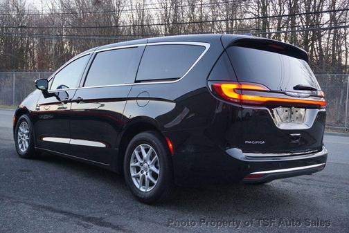 Diamond Black Crystal Pearlcoat 2025 Chrysler Pacifica L