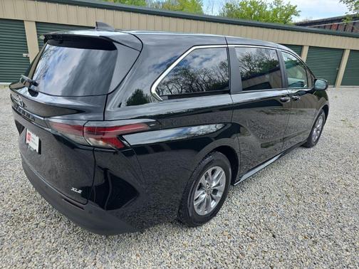 Midnight Black Metallic 2025 Toyota Sienna XLE