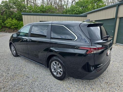 Midnight Black Metallic 2025 Toyota Sienna XLE