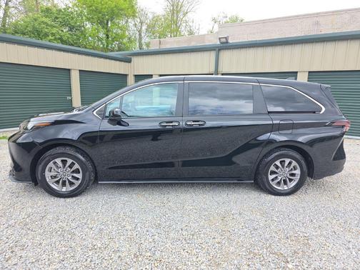 Midnight Black Metallic 2025 Toyota Sienna XLE