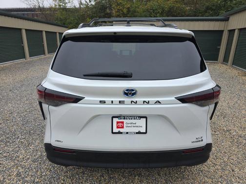 Pearl 2024 Toyota Sienna XLE