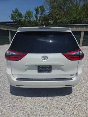 Blizzard Pearl 2020 Toyota Sienna XLE Premium