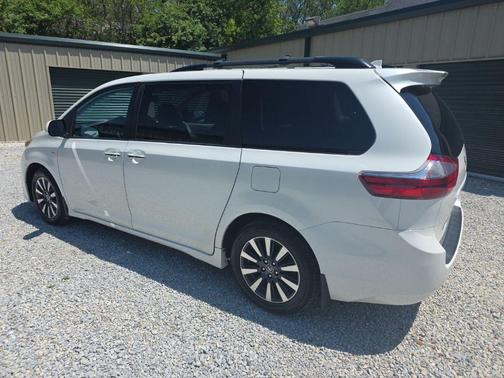 Blizzard Pearl 2020 Toyota Sienna XLE Premium