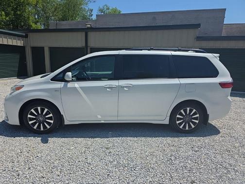Blizzard Pearl 2020 Toyota Sienna XLE Premium
