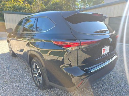 Midnight Black Metallic 2024 Toyota Highlander XLE