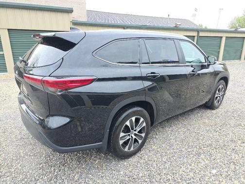 Midnight Black Metallic 2023 Toyota Highlander XLE