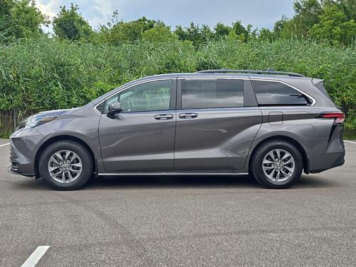 2022 Toyota Sienna LE