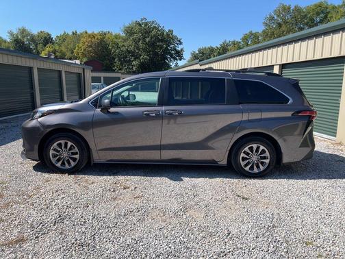 2022 Toyota Sienna LE