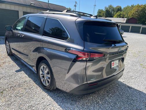 2022 Toyota Sienna LE