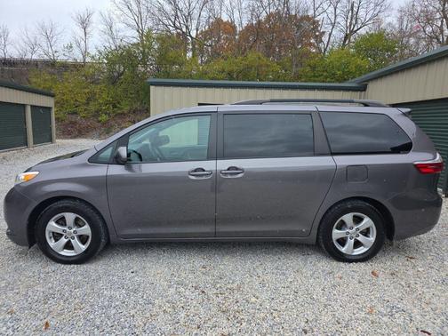 2017 Toyota Sienna LE