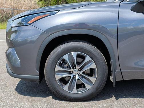 Magnetic Gray Metallic 2023 Toyota Highlander XLE