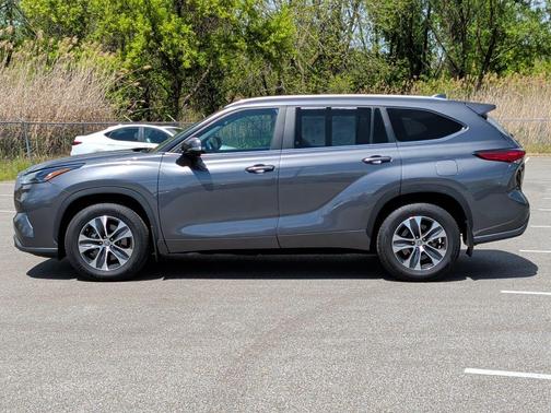 Magnetic Gray Metallic 2023 Toyota Highlander XLE