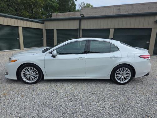 Pearl 2018 Toyota Camry XLE
