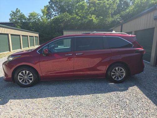 2022 Toyota Sienna XLE 8 Passenger