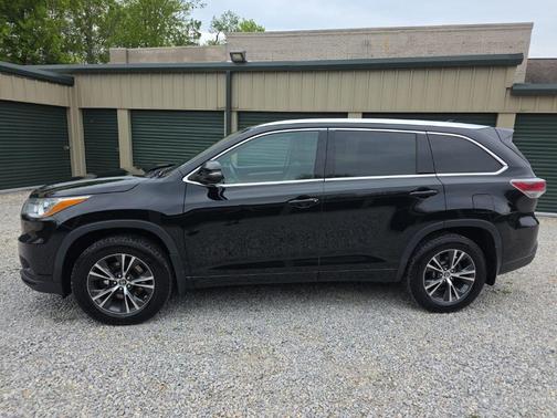 Midnight Black Metallic 2016 Toyota Highlander XLE