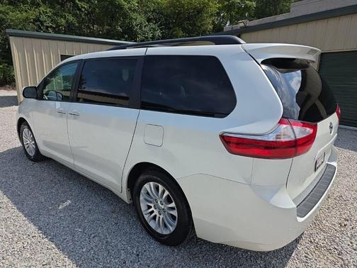 Blizzard Pearl 2016 Toyota Sienna XLE Premium