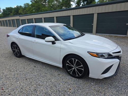 Super White 2019 Toyota Camry SE