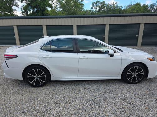 Super White 2019 Toyota Camry SE