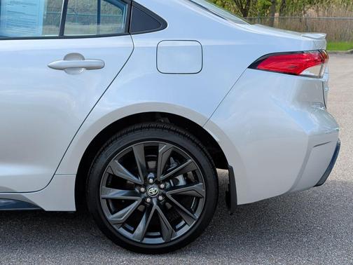 Classic Silver Metallic 2025 Toyota Corolla SE