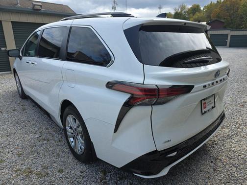 2023 Toyota Sienna XSE 7 Passenger