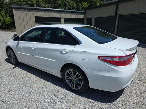 Super White 2017 Toyota Camry SE