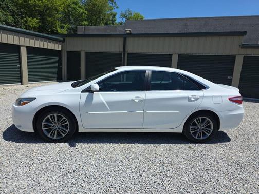 Super White 2017 Toyota Camry SE
