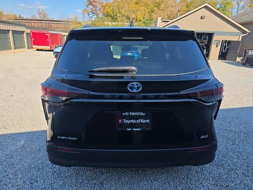 Midnight Black Metallic 2025 Toyota Sienna XLE