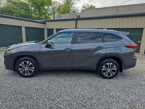 Magnetic Gray Metallic 2023 Toyota Highlander Hybrid XLE