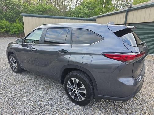 Magnetic Gray Metallic 2023 Toyota Highlander Hybrid XLE